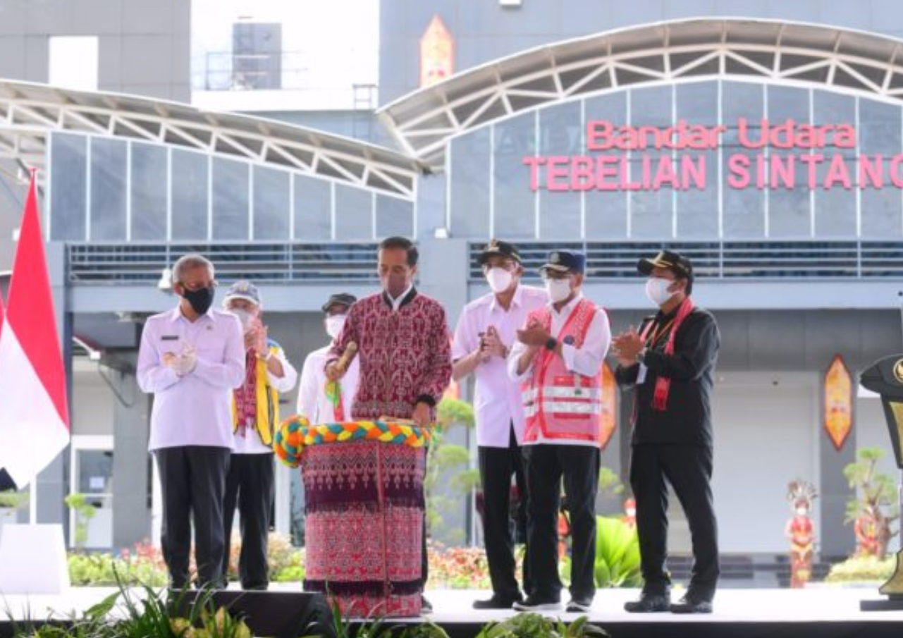 Jokowi Resmikan Bandara Tebelian