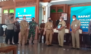Vaksinasi, 5 Forkopimcam Pati Terima Penghargaan dari Bupati