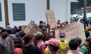 Tak Tepati Janji, Warga Desa Pasar Banggi Rembang Demo Alfamart