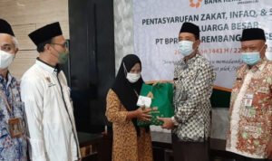 PT BPR Bank Rembang Serahkan Sembako dan Sejumlah Uang