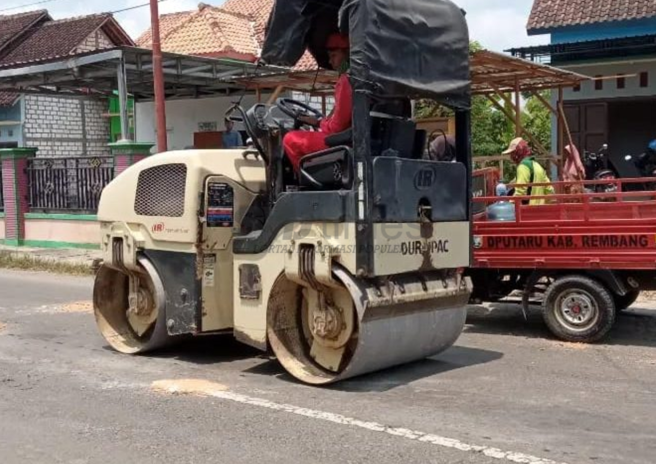 Jalan Tireman-Japerejo Berlubang, DPU Taru Lakukan Penambalan Sementara
