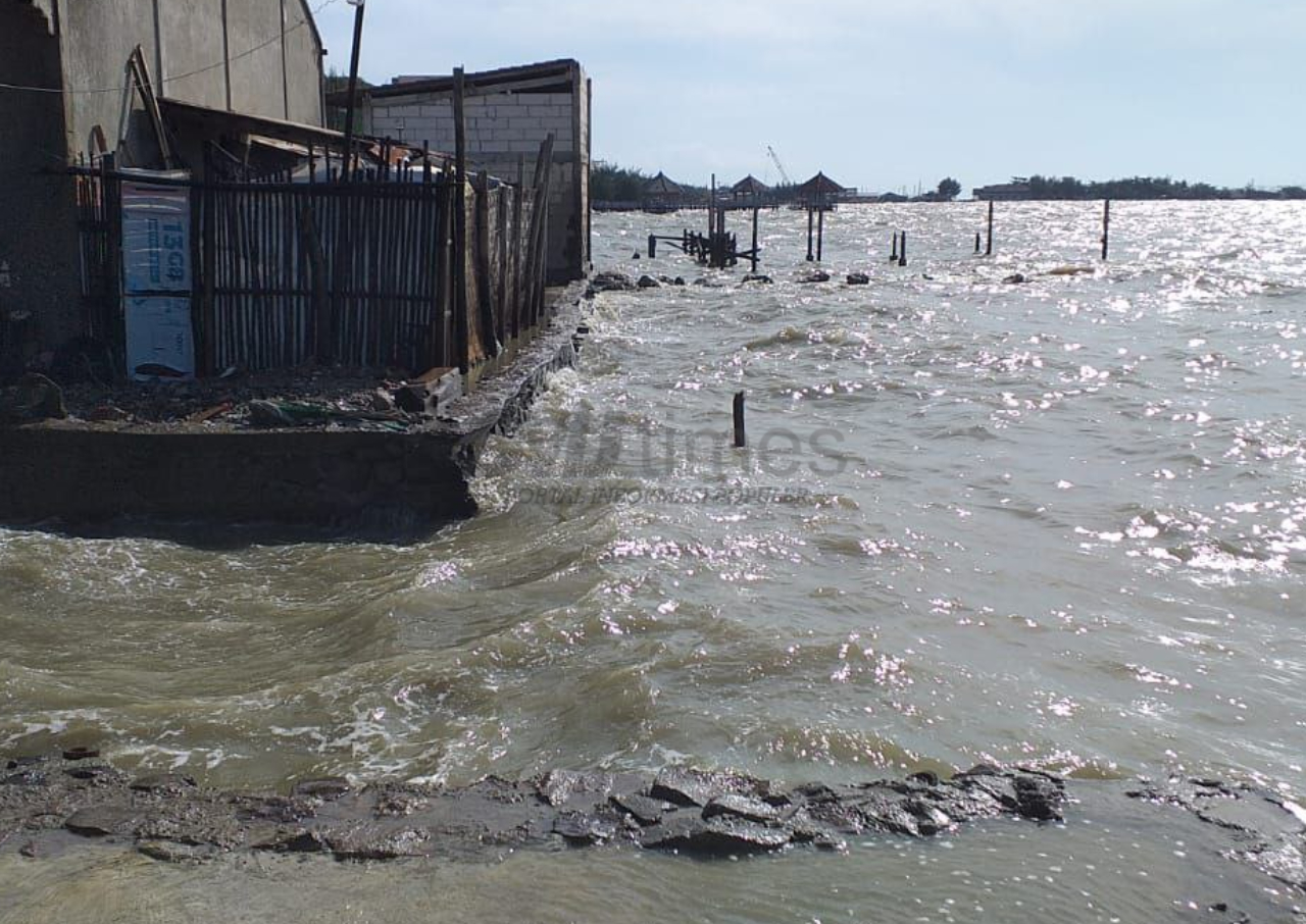 15 Rumah di Rembang Roboh Akibat Diterjang Banjir Rob