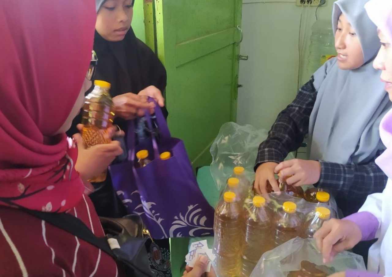 Bazar Murah Minyak Goreng untuk Warga Sinoman Pati