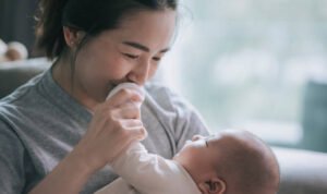 mencium bayi