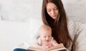 bayi membaca buku