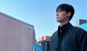 Baru Kembali dari Wamil, Lee Do Hyun Terima Naskah Penulis ‘Hotel Del Luna’