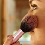 4 Cara Memperbaiki Tampilan Makeup yang Cakey