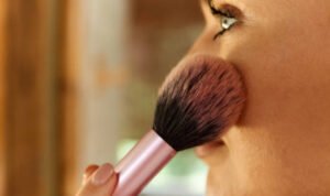 4 Cara Memperbaiki Tampilan Makeup yang Cakey