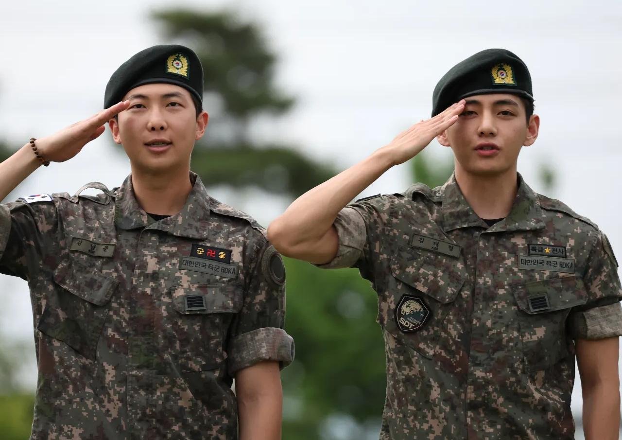 V dan RM BTS Resmi Selesaikan Tugas Militer, Siap Kembali ke Panggung Hiburan