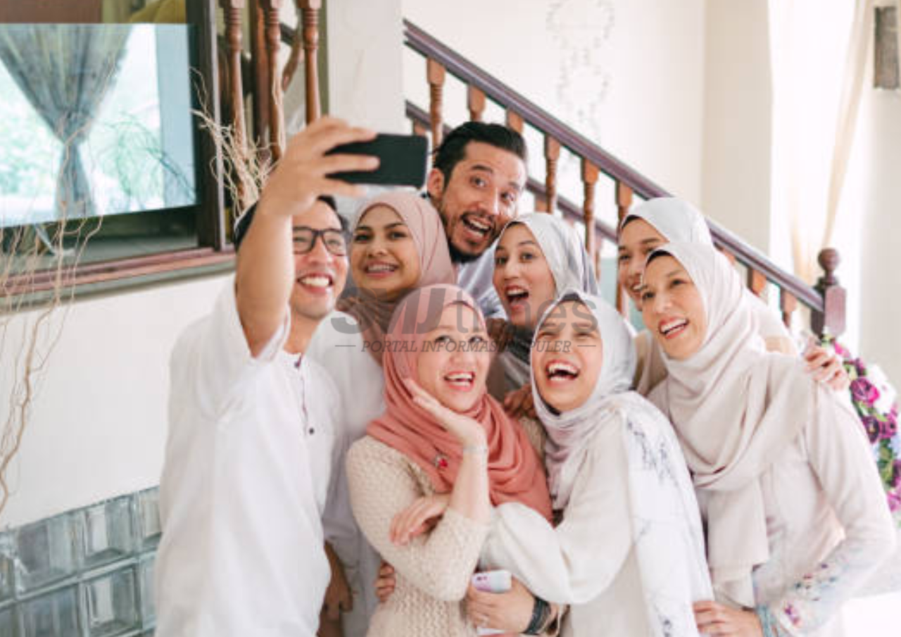 Foto: ilustrasi keluarga merayakan Idul Fitri (sumber: istock)