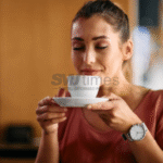 Foto: Ilustrasi seseorang sedang menikmati kopi (sumber: istock)