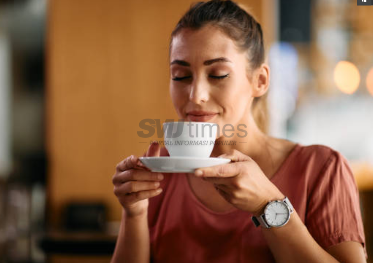 Foto: Ilustrasi seseorang sedang menikmati kopi (sumber: istock)