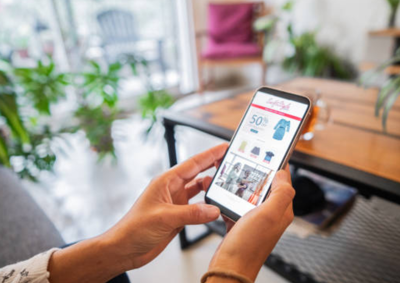 Foto: Belanja Baju Online (sumber: istock)