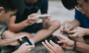Foto: Ilustrasi Bermain Game Online (sumber: istock)