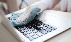 Foto: Cara Mudah Membersihkan Keyboard Laptop (sumber: istock)