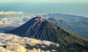 Foto: Gunung Agung Bali (sumber: istock)