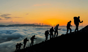 Foto: ilustrasi naik gunung (sumber: istock)