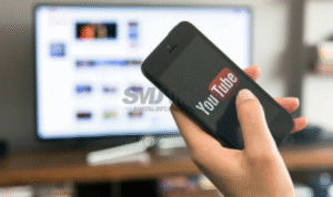 Foto: ilustrasi menonton YouTube (sumber: istock)