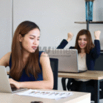Foto: ilustrasi iri kepada orang lain (sumber: istock)