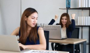 Foto: ilustrasi iri kepada orang lain (sumber: istock)