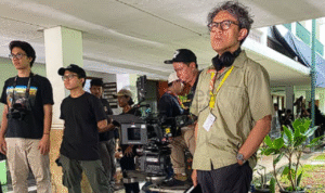 Foto: Potret Riri Riza saat melakukan penyutradaraan film Rangga & Cinta (sumber: Instagram)