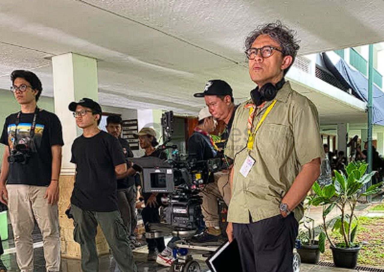 Foto: Potret Riri Riza saat melakukan penyutradaraan film Rangga & Cinta (sumber: Instagram)