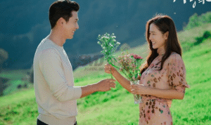 Pasangan Hyun Bin-Son Ye Jin Cetak Sejarah dalam Ajang Blue Dragon Film Awards