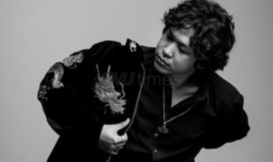 Dari 5 Kemenangan AMI Awards 2025, Baskara Putra Dedikasikan Pialanya untuk Sumarsih