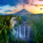 5 Rekomendasi Spot Liburan dengan Pemandangan Air Terju 5 Rekomendasi Spot Liburan dengan Pemandangan Air Terju