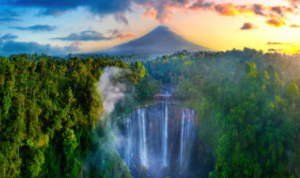 5 Rekomendasi Spot Liburan dengan Pemandangan Air Terju