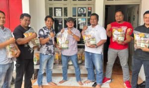 Gandeng Polresta Pati, Tim Endro Center Kembali Serahkan Bantuan kepada Korban Banjir