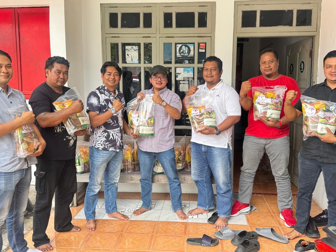 Gandeng Polresta Pati, Tim Endro Center Kembali Serahkan Bantuan kepada Korban Banjir