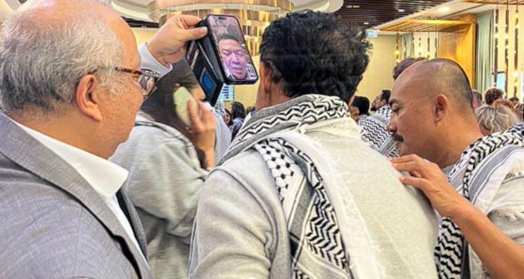 VC Menlu RI dengan 9 WNI yang sempat Ditangkap Israel KJRI Istanbul Laporkan Kondisi 9 WNI yang Ditangkap Israel, Sempat Alami Kekerasan Fisik