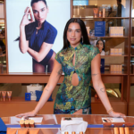 Dua Lipa Penyanyi Dua Lipa Buka Perpustakaan Fisik Permanen Khusus Kumpulan Buku Terlarang di Dunia