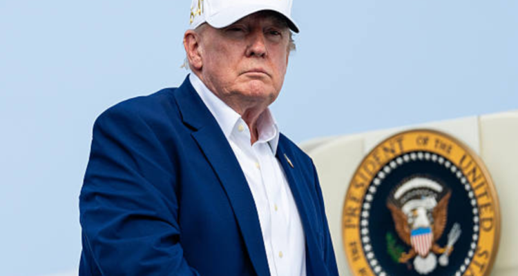 Donald Trump Donald Trump Sembunyi di Truk Catering Akibat Rencana Pembunuhannya dari Iran