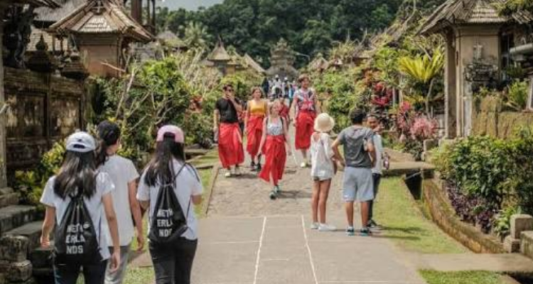 2 Senator Debat Kebiasaan Wisatawan Lokal-Bule saat Kunjungi Pulau Bali