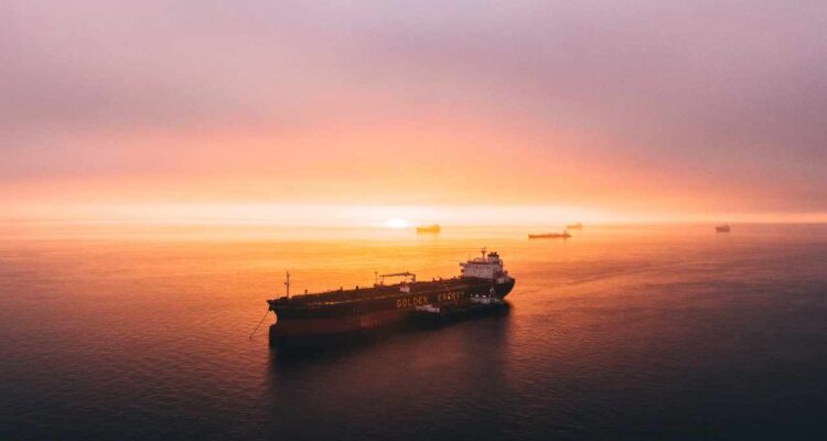 Kena Ranjau Laut, Kapal dengan 2.500 Kontainer Terbakar dan Tenggelam di Jalur Bahaya Selat Hormuz Kena Ranjau Laut, Kapal dengan 2.500 Kontainer Terbakar dan Tenggelam di Jalur Bahaya Selat Hormuz